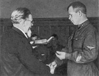 М.И. Калинин вручает орден Ленина и Золотую Звезду Героя Советского Союза В.И. Щелкунову
