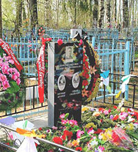 Братская могила в поселке Лычково Демянского района Новгородской области. На мемориальной плите надпись: «Здесь покоится прах членов экипажа самолета ПЕ-2 Героя Советского Союза, старшего лейтенанта И.В. Стружкина, штурмана лейтенанта А.П. Зеленина, стрелка-радиста сержанта А.А. Варавенко. Вечная память героям-летчикам».