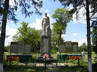 Братская могила, в которой похоронен Герой Советского Союза М.Н. Угловский. Село Уды Золочевского района Харьковской области (Украина)