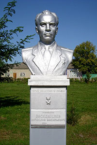 Бюст В.В. Заседателева в с. Колпны Орловской обл.
