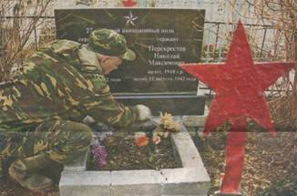 В этот же день в Вологодский поисковый отряд смонтировал два памятника военным летчикам в Сокольском районе