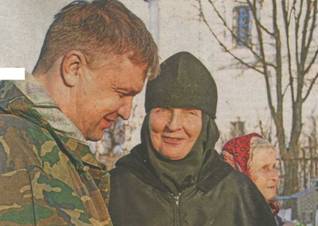 Командир поискового отряда Иван Дьяков беседует с жителями Сокольского района