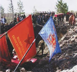 Церемония торжественного захоронения останков 231 красноармейца на мемориале в Чудском Бору