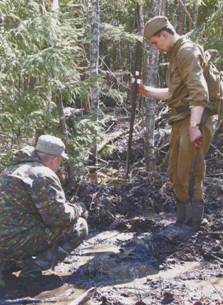 Пядь за пядью прощупывают землю поисковики