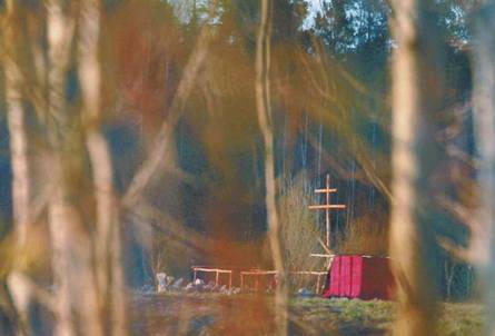 К этому кресту в базовом лагере поисковики свозят перед захоронением на мемориале поднятые останки красноармейцев