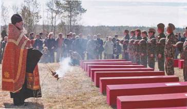 Захоронению останков предшествовало поминальное богослужение