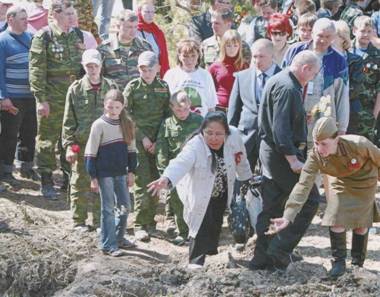 Захоронению останков предшествовало поминальное богослужение