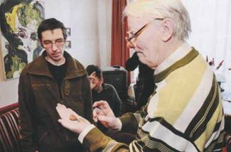 Передача медали Дмитрием Лениным Владимиру Аринину. Вологда, 20 февраля 2010 г.