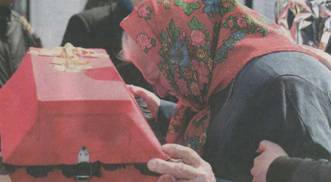 Клавдия Ивановна Рыбина прощается с отцом