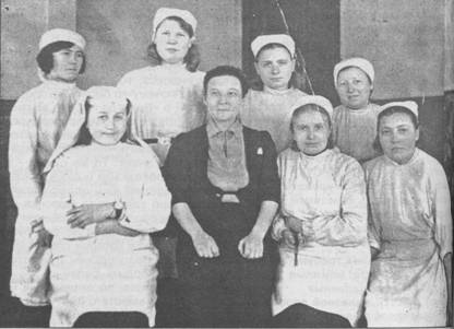 Валентина Симанова – вторая слева в верхнем ряду