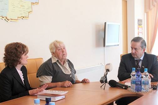 Георгий Шевцов обещал племяннице Героя Советского Союза Татьяне Алексеевой помочь увековечить память ее знаменитого родственника. /Фото Петра Солдатова