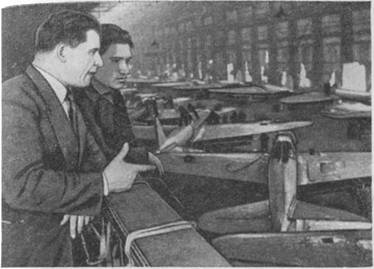 С.В. Ильюшин в цехе сборки самолетов.