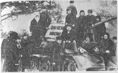 Делегация трудящихся области передает воинской части танковую колонну «Вологодский колхозник».