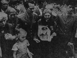 На похоронах И.Ф. Беляева: его сын, жена, внук и правнучка.