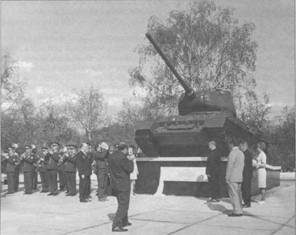 Открытие 8 мая 1975 г. в Вологде памятника в честь боевого и трудового подвига вологжан в Великой Отечественной войне. На пьедестале – танк Т-34.