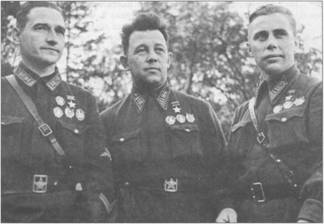 Е.Н. Преображенский (в центре) с боевыми друзьями