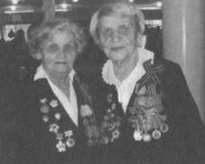 Фото 1. Ветераны Великой Отечественной войны Н.А. Жогова, В.В. Петрова, Вологодский драматический театр, 6 мая 2008 г.