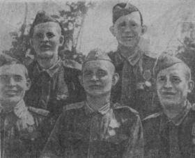 Орудийный	 расчет братьев Битюковых. (Снимок 1943 года)
