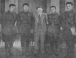 В.М. Южаков (второй слева) вместе с М.И. Калининым