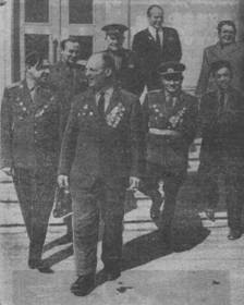 На снимке: (в	 первом ряду слева направо) майор запаса В.П. Бровкин, подполковник запаса С.Г. Берлин, подполковник запаса В.С. Сапон, старший сержант запаса А.Н. Магазинов. Второй ряд – старшина сверхсрочной службы В.А. Жарков, старший лейтенант горотдела милиции Б.В. Новожилов, подполковник запаса М.Д. Калинин и председатель секции ветеранов войны А.А. Морщинин. Фото А. Кузнецова.