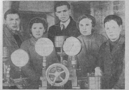 Фронтовая комсомольско-молодежная бригада инструментального цеха ВПВРЗ (слева направо): бригадир К.	А.	Шапошников, Н. М. Точиленко, В. Л. Заяц, 3. Пузина, В. Шварков.
