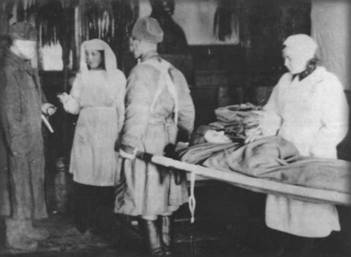 Вологодский сортировочно-эвакуационный госпиталь № 1165 принимает раненых. 29 августа 1941 года.