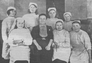 Валентина Симанова – вторая слева в верхнем ряду