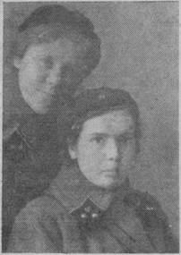 1942 год. Военфельдшер Надежда Матвеевна Богданова (на снимке слева).