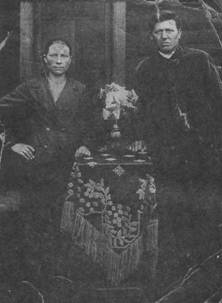 Одним из погибших в эшелоне под Кадуем оказался москвич Семен Шалимов (справа). / Фото из семейного архива