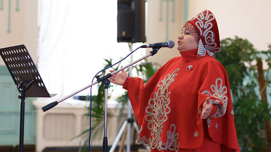 Поет Любовь Зверева