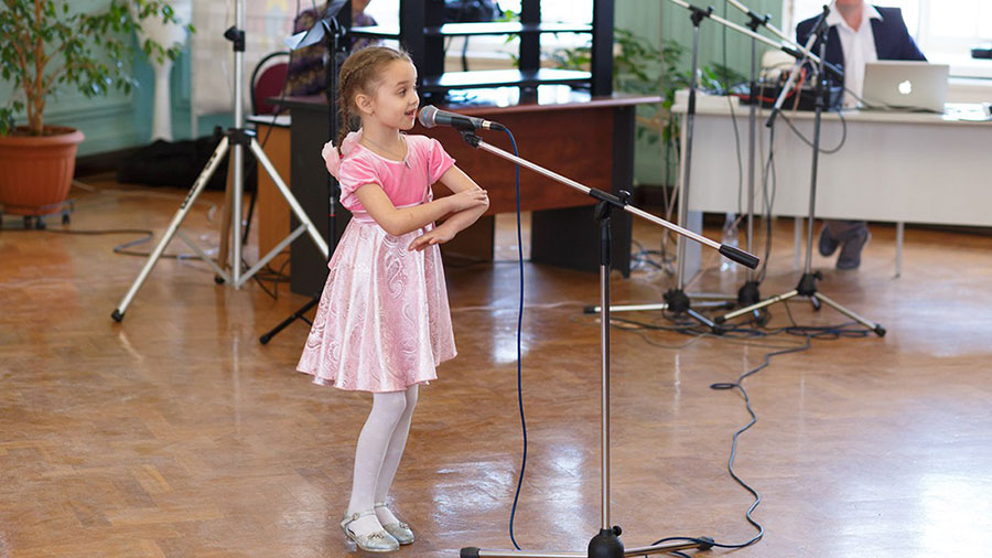 Поет Вероника Соколова