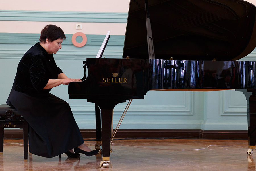 Играет Ольга Березина