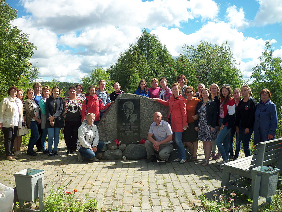 У памятного камня