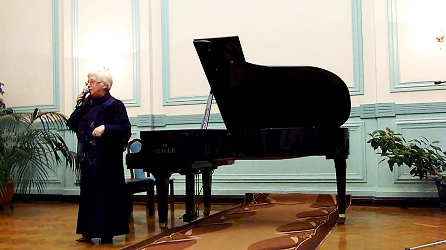 Рассказывает заслуженная артистка РФ Елена Распутько