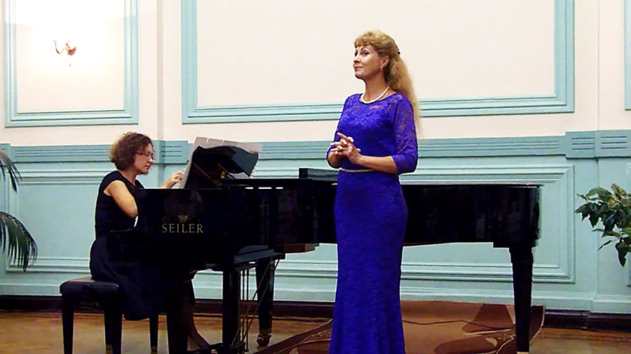 Поет Марина Алексеева. У рояля Ольга Никонова