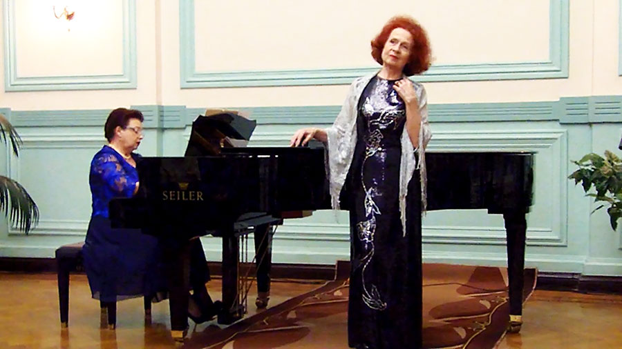 Поет заслуженная артистка России Татьяна Плисс. У рояля Светлана Никитина