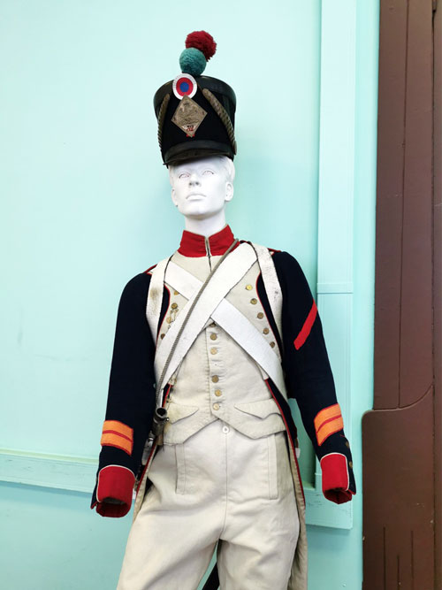 Экспонаты выставки «Бей, барабан, и военная флейта, громко свисти на манер снегиря»