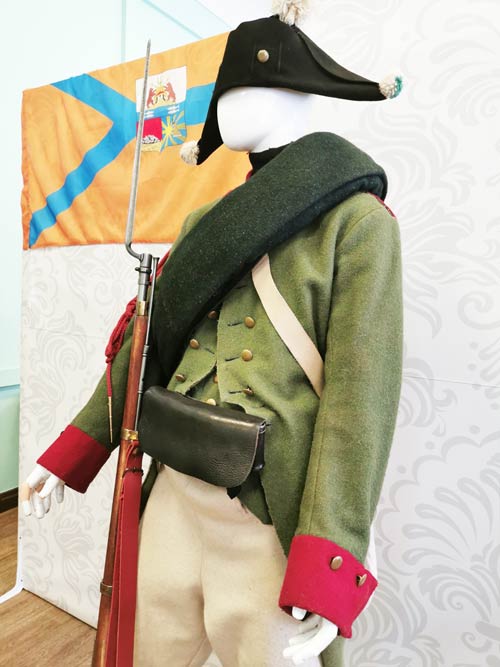 Экспонаты выставки «Бей, барабан, и военная флейта, громко свисти на манер снегиря»