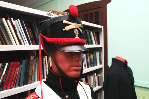 Экспонаты выставки «Бей, барабан, и военная флейта, громко свисти на манер снегиря»