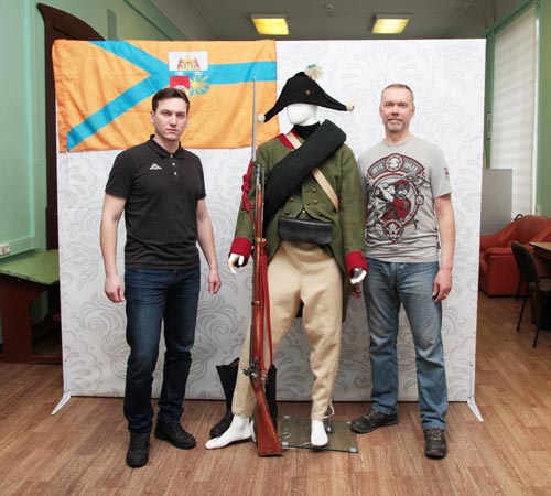 Экспонаты выставки «Бей, барабан, и военная флейта, громко свисти на манер снегиря»