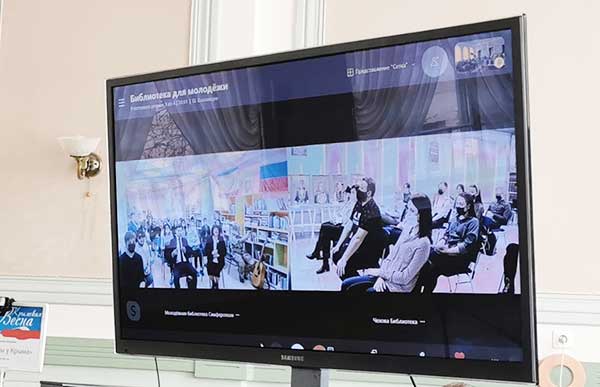 На экране - Крым и Благовещенск