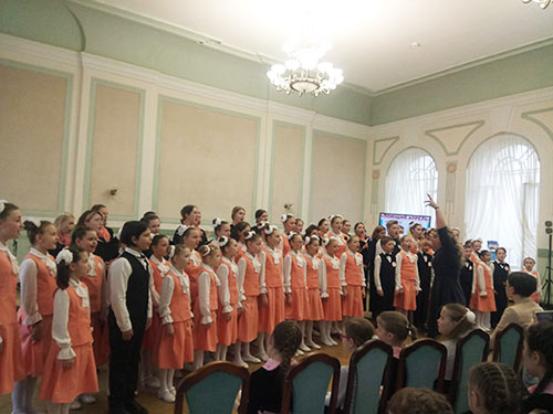 Исполнение финальной песни ансамбли «Морошка» и «Гармония»