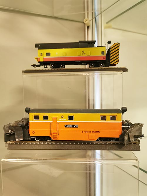 «Наш паровоз, вперёд лети!»