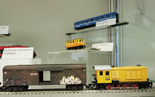 «Наш паровоз, вперёд лети!»