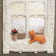 «Сидит кошка на окошке: вологодское деревянное зодчество в керамике»