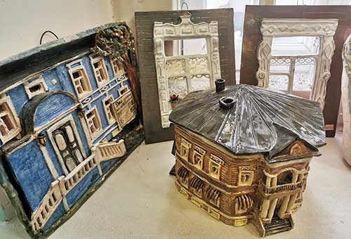 «Сидит кошка на окошке: вологодское деревянное зодчество в керамике»