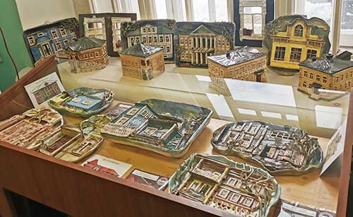 «Сидит кошка на окошке: вологодское деревянное зодчество в керамике»