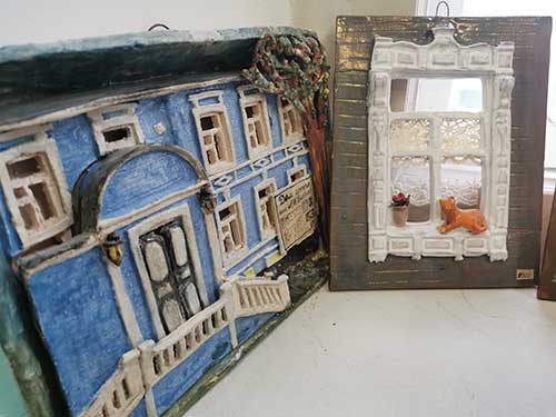 «Сидит кошка на окошке: вологодское деревянное зодчество в керамике»