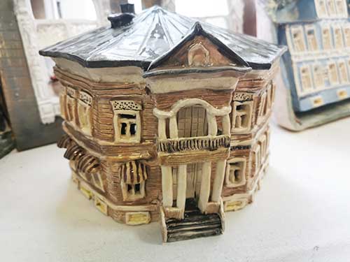 «Сидит кошка на окошке: вологодское деревянное зодчество в керамике»