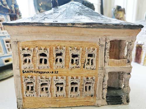 «Сидит кошка на окошке: вологодское деревянное зодчество в керамике»